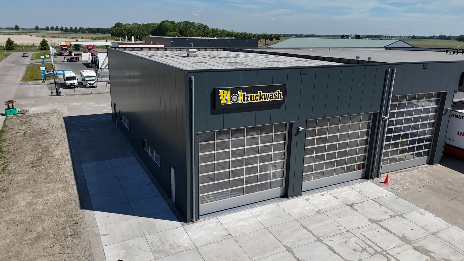 Luchtfoto van Vlot Truckwash aan de Malzwin 15 op Urk